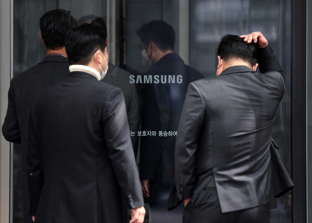 서울 서초구 삼성전자 본사에서 직원들이 오가고 있다. / 뉴스1