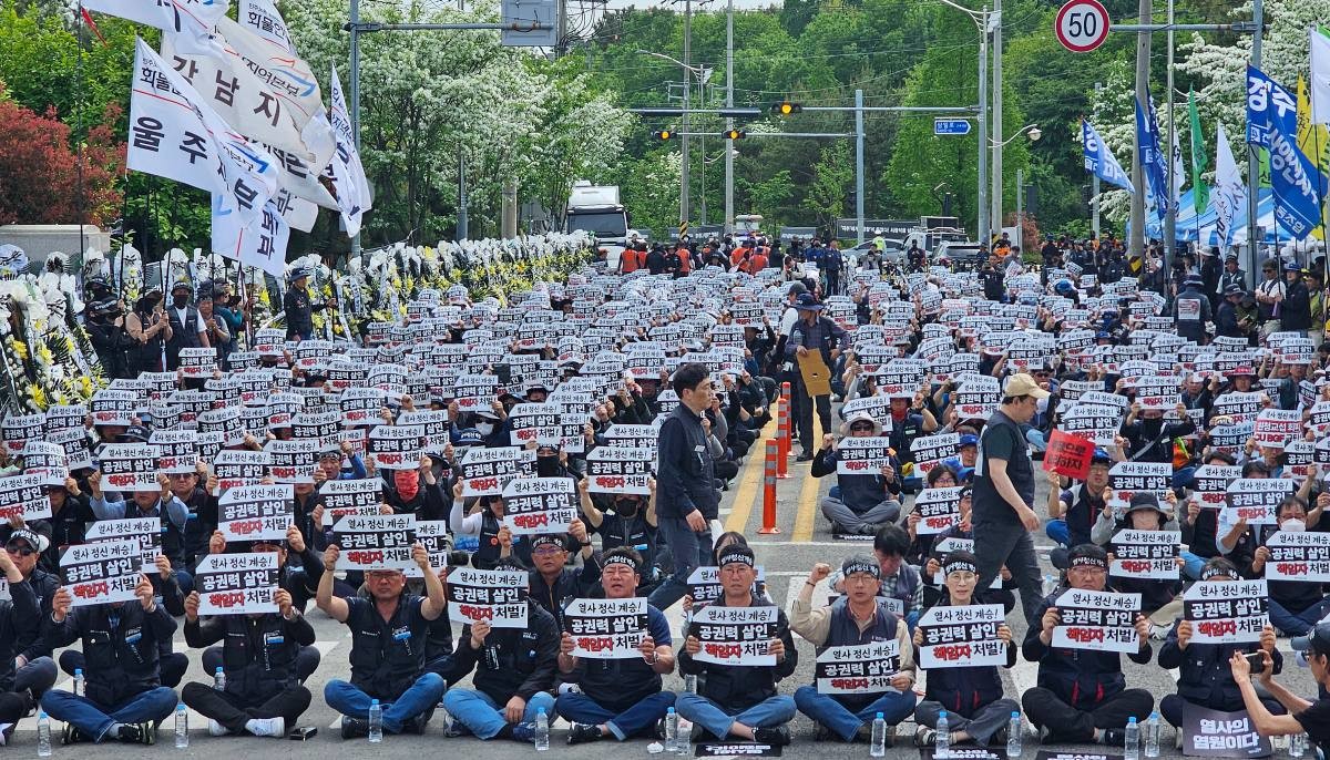 민주노총 조합원들이 지난달 28일 화물연대가 집회 중인 경남 CU 진주물류센터 앞에서 대규모 집회를 열고 구호를 외치고 있다. 이날 '영호남권 결의대회'는 조합원 1000여 명이 참여해 사망한 조합원 헌화와 애도, 사고 책임 규명, BGF리테일의 파업 사태 해결을 위한 성실 교섭 등을 촉구했다.  / 뉴스1