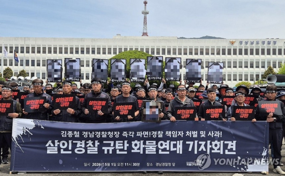 노동절인 1일 민주노총 공공운수노조 화물연대본부(이하 화물연대)가 경남 창원시 경남경찰청 앞에서 기자회견을 열고, 조합원 사망사고에 대한 경찰의 사과를 촉구하고 있다. / 연합뉴스