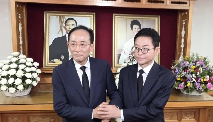 구미시 박정희 전 대통령 생가를 방문, 박 전대통령 내외 영정 앞에서 손을 맞잡은 추경호 대구시장 후보와 이철우 경북도지사 후보/뉴스1 제공