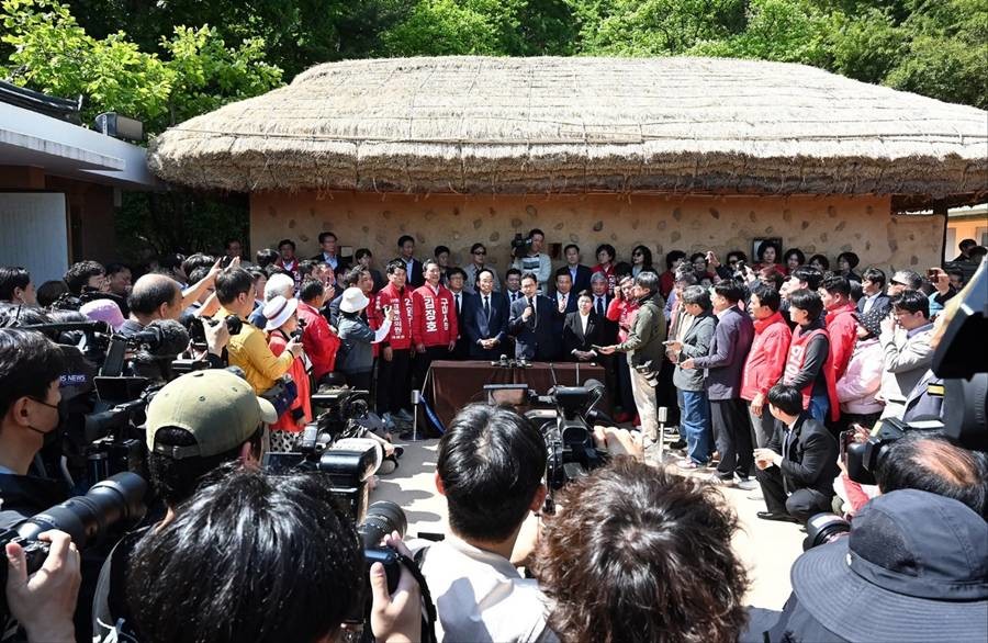 박정희 전 대통령 생가를 방문한 추경호 대구시장 후보와 이철우 경북도지사 후보/이철우 사무소 제공