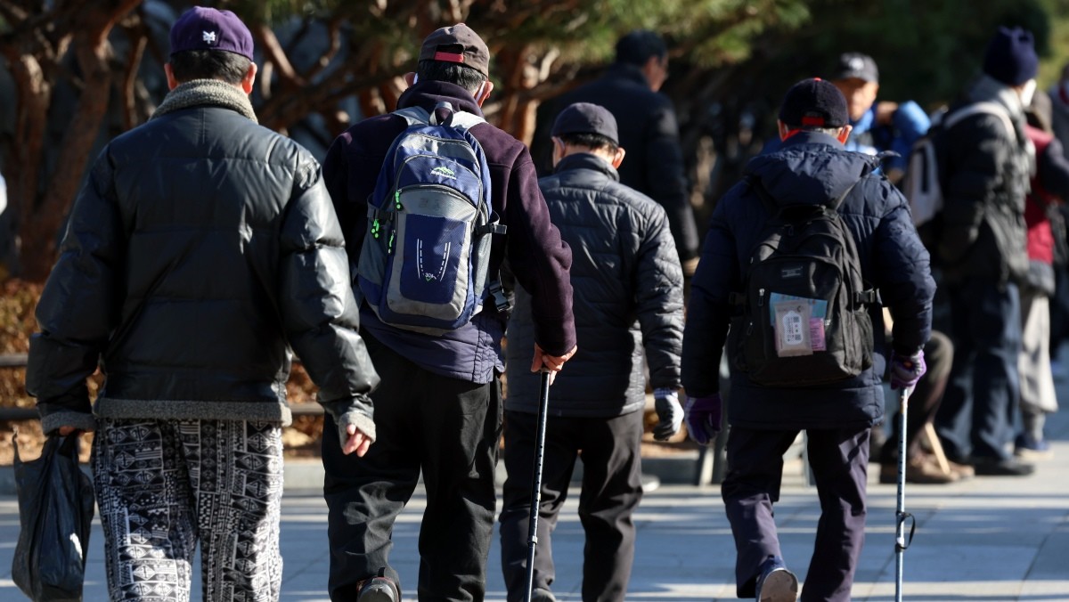 서울 종로구에서 노인들이 이동하고 있다. 한국갤럽이 지난달 28일부터 30일까지 전국 만 18세 이상 성인 남녀 1002명을 대상으로 전화조사를 실시한 결과, 노인 기준 나이를 만 65세에서 70세로 높이는 방안에 대해 찬성 59%, 반대 30%로 집계됐다고 1일 밝혔다.     / 뉴스1