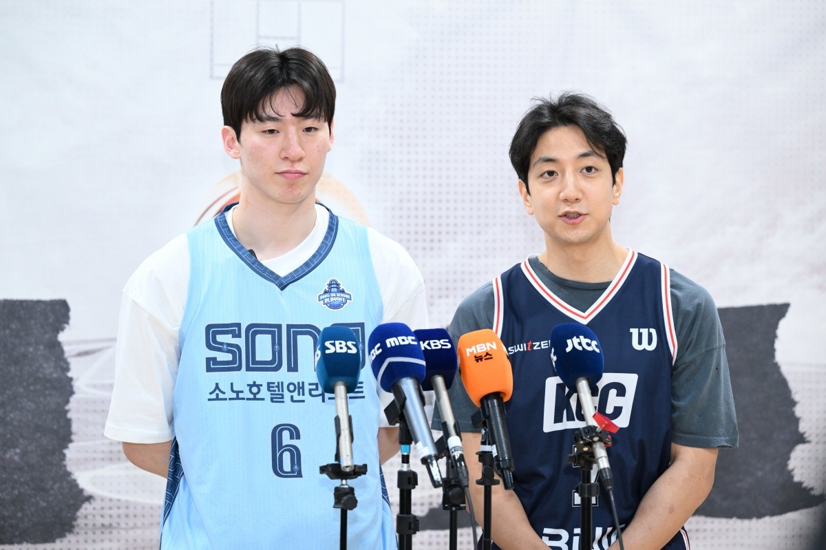 1일 서울시 강남구 도산대로 KBL센터에서 열린 2025-2026 LG전자 프로농구 챔피언결정전 미디어데이에서 고양 소노이정현(왼쪽)과 부산 KCC 허훈이 취재진과 인터뷰를 하고 있다. / KBL 제공, 뉴스1