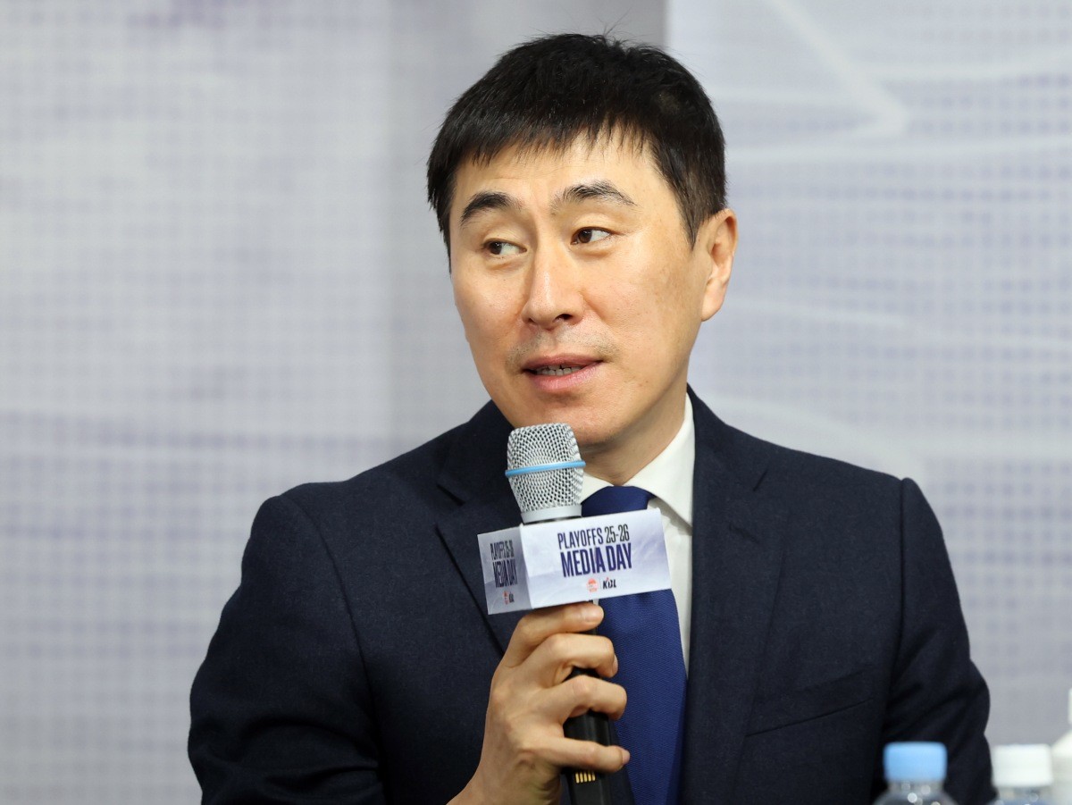 KCC 이상민 감독이 지난달 10일 서울 강남구 KBL센터에서 열린 '2025-2026 LG전자 프로농구 플레이오프 미디어데이'에서 포부를 밝히고 있다. / 뉴스1