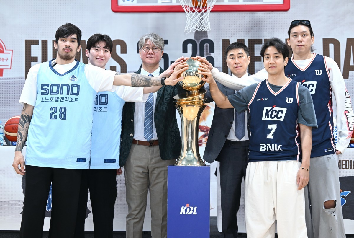 1일 서울시 강남구 도산대로 KBL센터에서 열린 2025-2026 LG전자 프로농구 챔피언결정전 미디어데이에서 고양 소노 케빈 켐바오(왼쪽부터)와 이정현, 손창환 감독, 부산 KCC 이상민 감독, 허훈, 최준용이 우승 트로피에 손을 올려 포즈를 취하고 있다. / KBL 제공, 뉴스1
