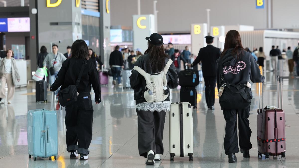 유류할증료가 3배 가량 급등한 이후 첫 주말인 5일 인천국제공항 2터미널에서 여행객들이 이동하고 있다.  / 뉴스1