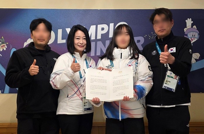 스노보드 빅에어에서 동메달을 딴 유승은이 지난 2월 10일(현지시각) 이탈리아 리비뇨에서 이재명 대통령의 축전을 전달 받고 있다. 왼쪽부터 스노보드 빅에어 이창호 코치, 대한체육회 김나미 사무총장, 유 선수, 스노보드 빅에어 김수철 감독. / 대한체육회