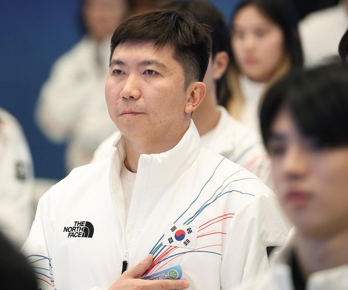 유승민 대한체육회장이 5일 청와대 영빈관에서 열린 동계 올림픽 선수단 오찬에서 국민의례를 하고 있다. (청와대통신사진기자단) 2026.3.5/뉴스1