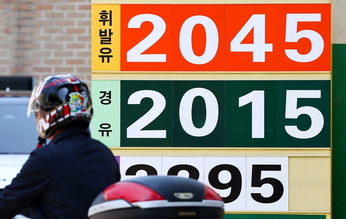 최근 고유가가 지속되는 가운데 서울 시내에 있는 한 주유소에 휘발유와 경유 가격이 표시돼 있다. 기사 이해를 돕기 위한 자료 사진. 2일 한국석유공사 유가정보시스템 '오피넷'에 따르면 4월 다섯째 주(4월 26∼30일) 전국 주유소 휘발유 평균 판매가는 지난주보다 1리터당 4.8원 오른 2008.6원이었다. 지역별로 가격이 가장 높은 서울은 전주보다 8.7원 상승한 2048원, 가격이 가장 낮은 대구는 4.7원 오른 1993.6원으로 각각 집계됐다. 상표별 가격은 SK에너지 주유소가 평균 2014.4원으로 가장 높았다. 알뜰주유소는 1990.9원으로 가장 낮은 것으로 나타났다. 경유 평균 판매 가격은 전주 대비 5.1원 상승한 2002.8원을 기록했다. / 뉴스1