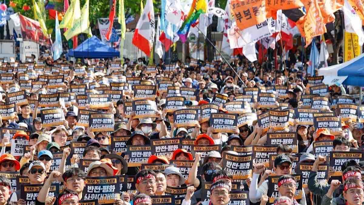 노동절인 1일 서울 광화문광장에서 열린 ‘2026 세계노동절대회’에서 민주노총 조합원들이 구호를 외치고 있다.  / 뉴스1