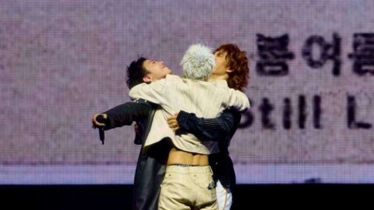 '2026 코첼라 밸리 뮤직 앤드 아츠 페스티벌'에서 무대를 하고 있는 (왼쪽부터) 빅뱅 멤버 지디, 태양, 대성. / 지드래곤 인스타그램