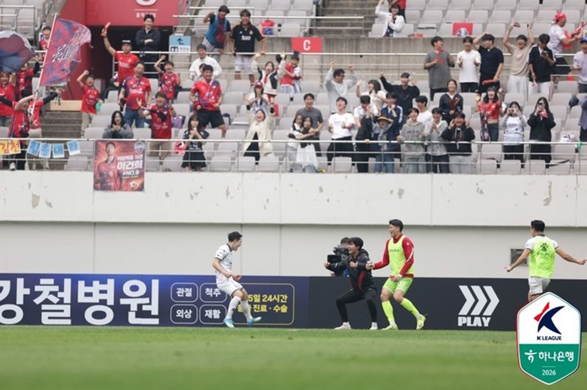 기뻐하는 김천상무의 김인균 / 한국프로축구연맹