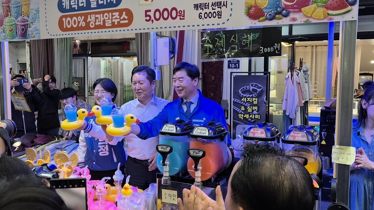 포항 죽도시장을 방문하고 있는 정청래 대표(가운데)와 오중기 경북도지사 후보(오른쪽), 박희정 포항시장 후보(왼쪽)/이하 오중기 사무소 제공