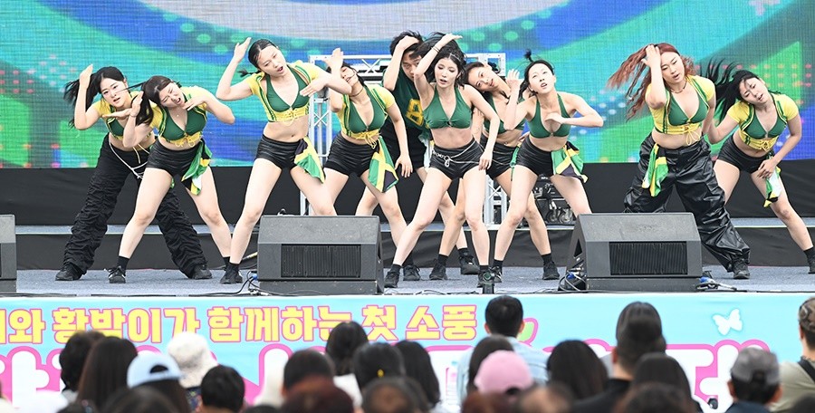 최우수상을 차지한 '더티 그라쥬' 팀이 경연을 필치고 있다./노해섭 기자