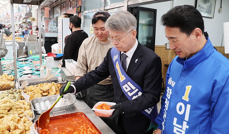 민형배 더불어민주당 전남광주통합특별시장 후보가 2일 함평 전통 5일시장에서 떡볶이를 접시에 담고있다.  / 민형배 후보 선거사무소