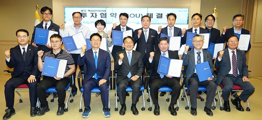 강기정 광주광역시장이 30일 시청 비즈니스룸에서 열린 '2026년 광주 핵심전략산업 투자협약식'에 참석해 기업 대표들과 기념촬영을 하고 있다. /광주광역시 제공