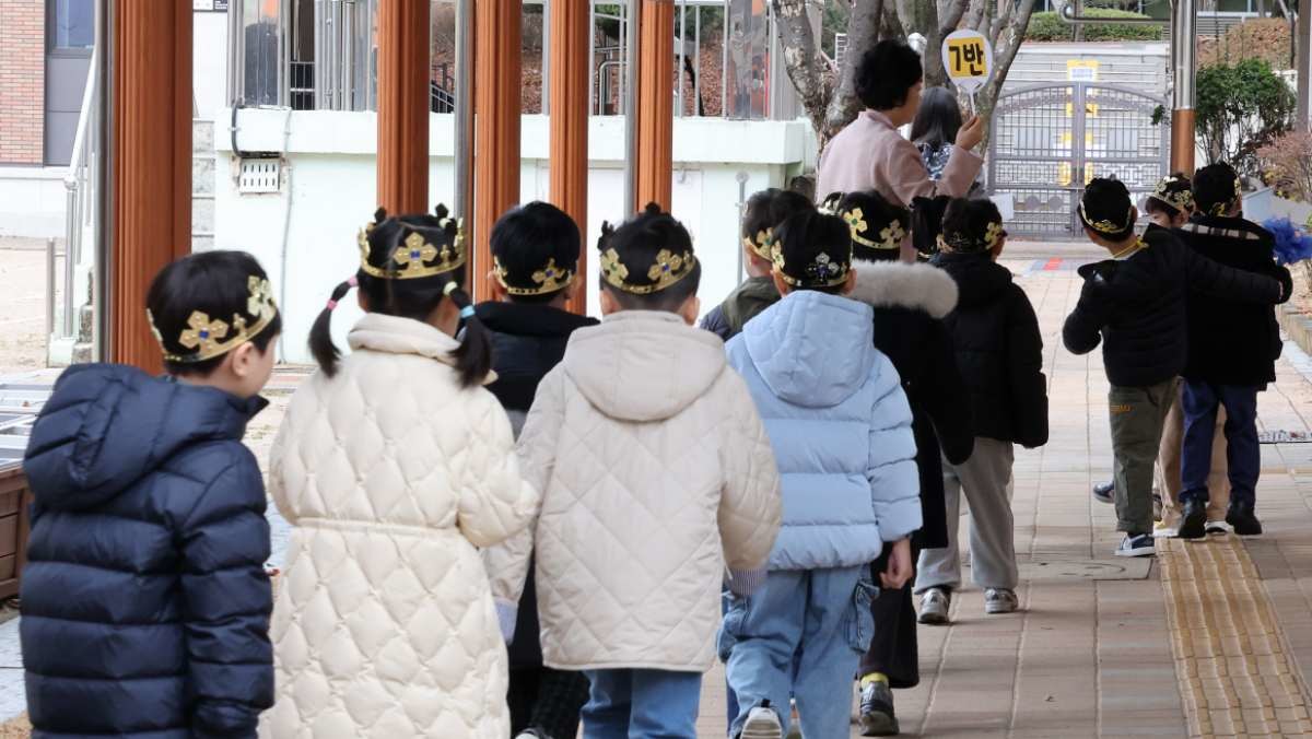 서울 서초구 원촌초등학교에서 입학식을 마친 신입생들이 교실로 향하고 있다.