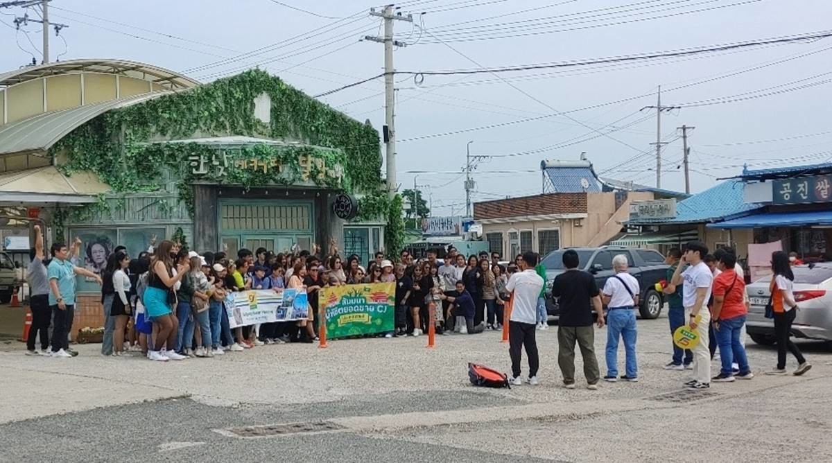 드라마촬영지 청하시장을 방문한 관광객들이 기념사진을 찍고 있다.