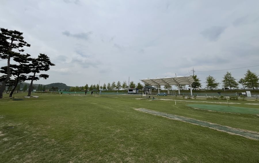 영천시 소재 파크골프장 2곳이 휴장 재정비를 마치고 5월 1일부터 정식 재개장했다. 사진은 재정비 후 개장한 영천시 파크골프장 모습   / 영천시 제공