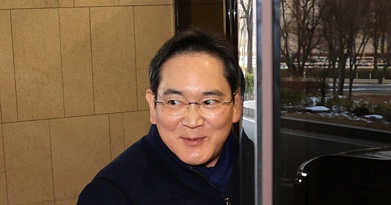 이재용 삼성전자 회장이 26일 서울 강서구 김포비즈니스항공센터에서 고 이건희 선대회장의 국보급 기증 문화재 ‘이건희 컬렉션’의 성공적인 첫 해외 전시를 기념하기 위해 미국으로 출국하고 있다. 1500년 한국 미술사를 관통하는 걸작으로 현지 관람객과 전문가들의 찬사를 받은 이건희 컬렉션은 오는 3월 미국 시카고박물관, 9월 영국 대영 박물관으로 자리를 옮겨 전시를 이어간다. 2026.1.26/뉴스1