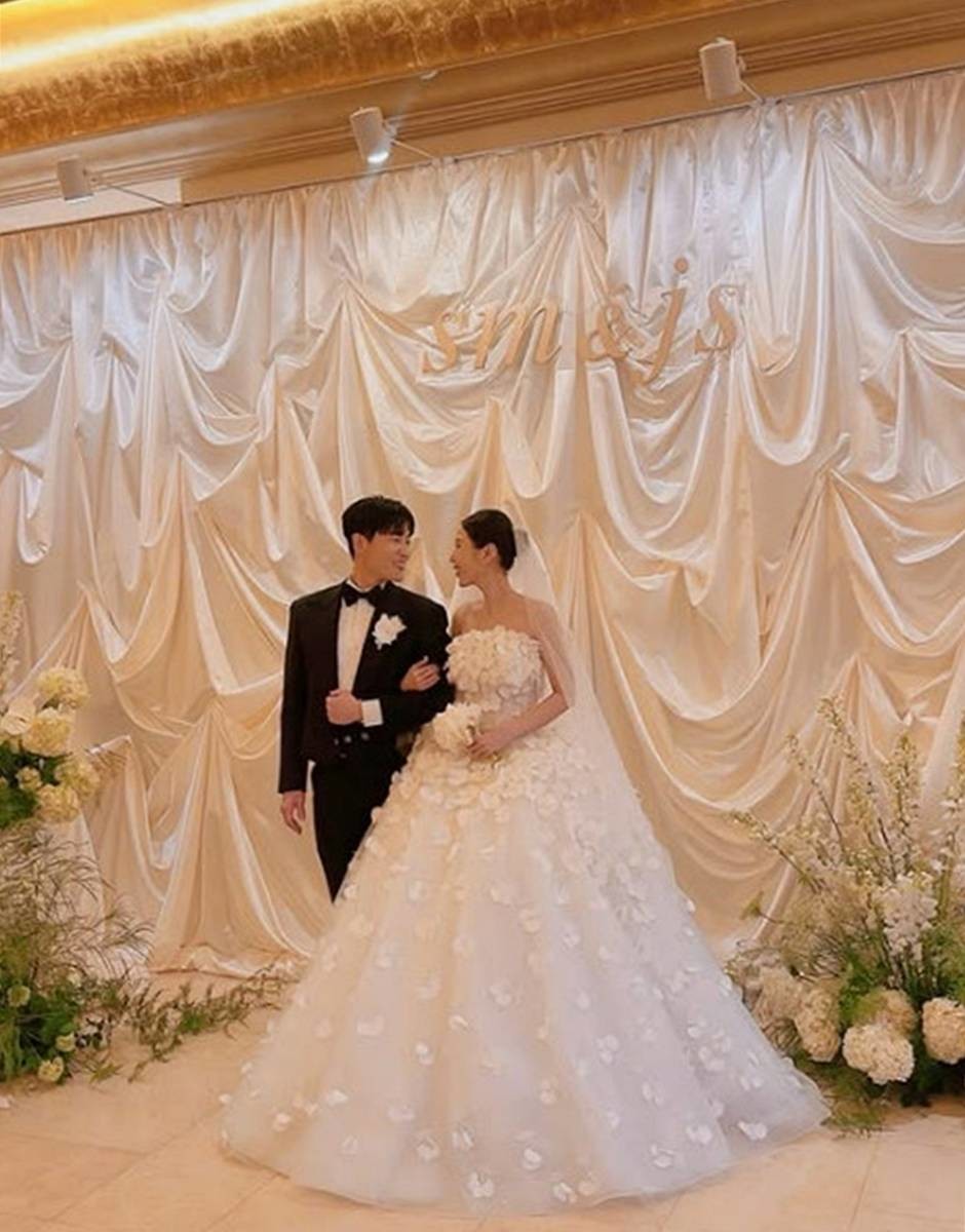 아름다운 자태...웨딩드레스도 화제 / 신지 인스타그램