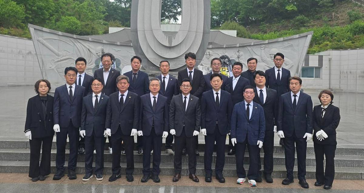 국힘 포항시남구 공천자들, 충혼탑 참배 '필승 결의'