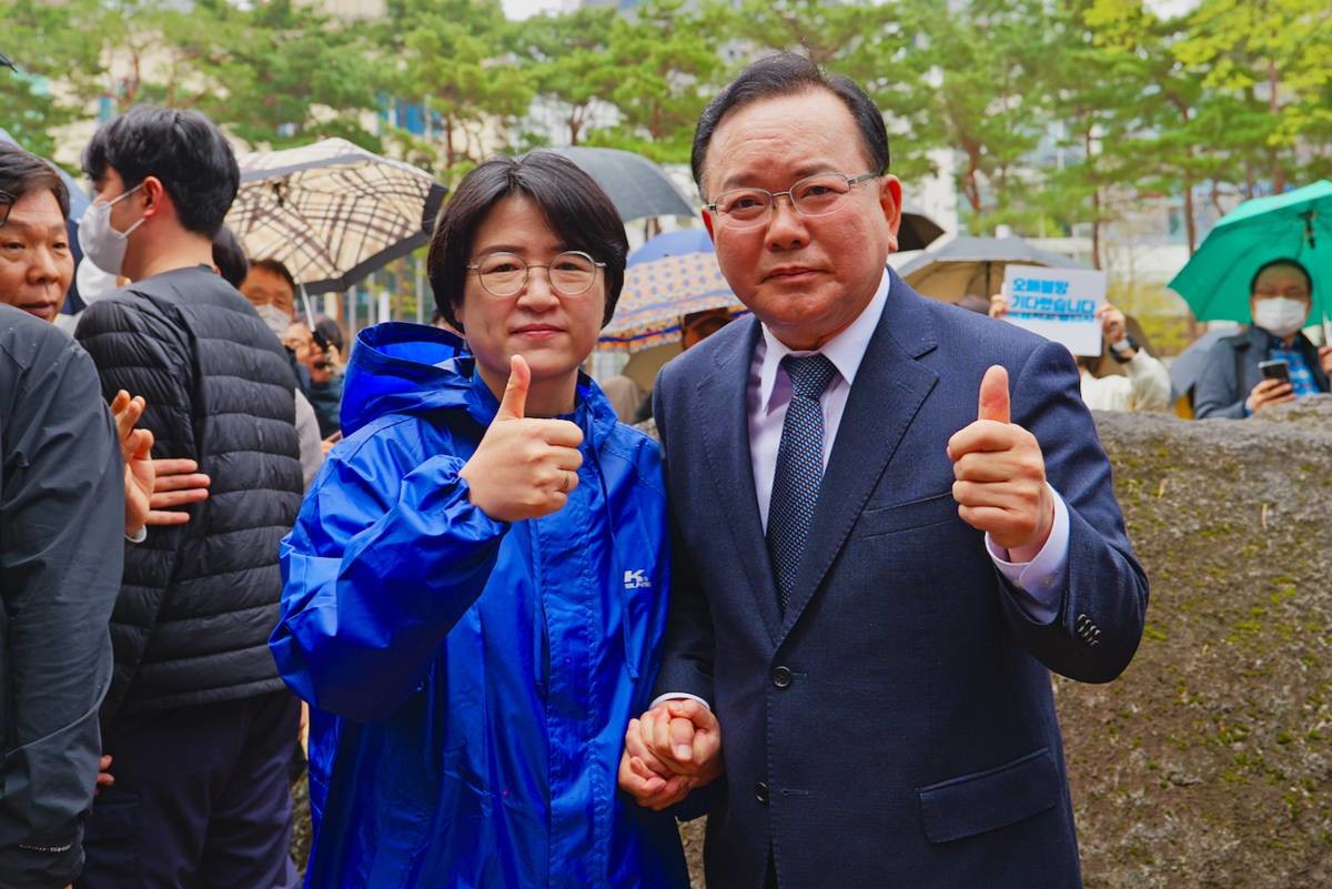 더불어민주당 김부겸 전 국무총리(대구시장 후보)가 6·3 지방선거에 출마한 박희정 포항시장 후보의 공동후원회장을 맡았다./박희정 사무소 제공