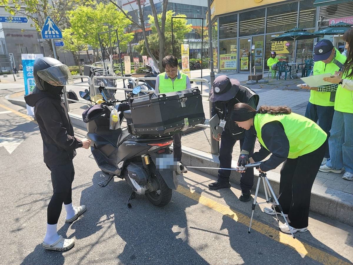 이륜차 소음 단속 현장 / 지난달 15일 강서구 마곡역 인근에서 이륜차 소음을 단속하는 모습 / 서울시 제공, 연합뉴스