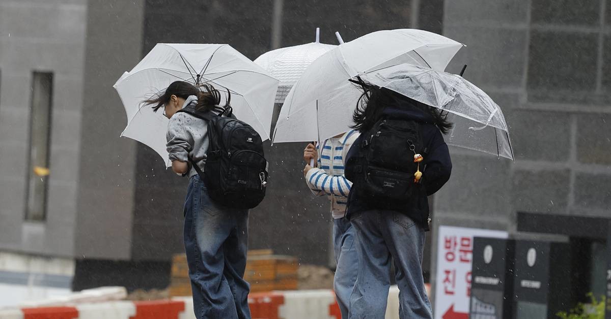 요란한 날씨에 힘겹게 발걸음 옮기는 시민들 / 뉴스1