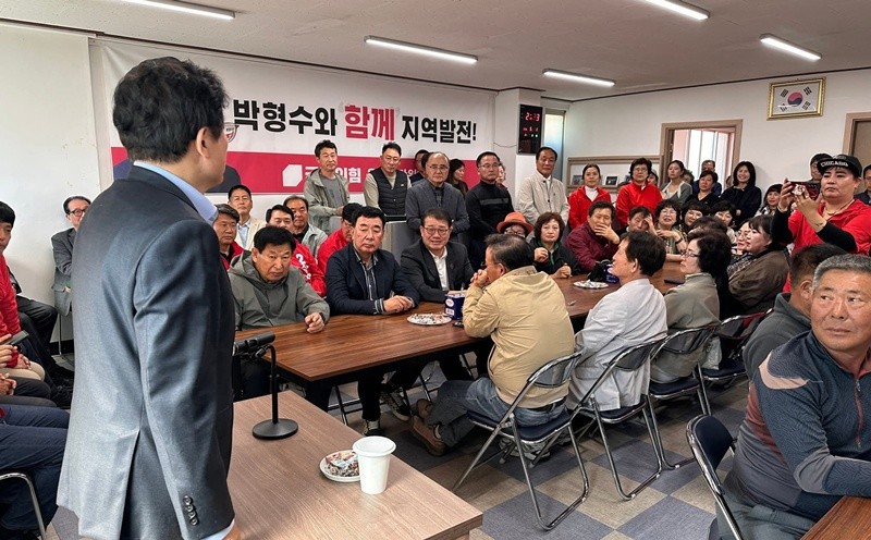 울진군 당협 사무실에서 후보자와 당직자들에게 설명하는 박형수 의원  / 독자 제공