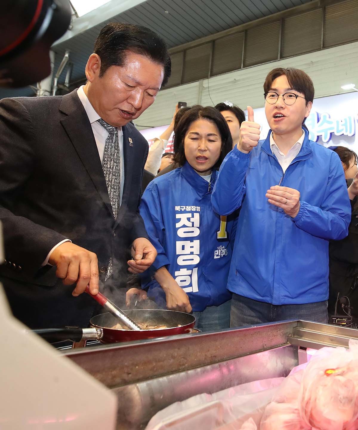 정청래 더불어민주당 대표와 부산 북갑 국회의원 보궐선거에 출마하는 하정우 전 청와대 AI미래기획수석이 3일 부산 북구 구포시장을 찾아 고기를 맛보고 있다. / 뉴스1