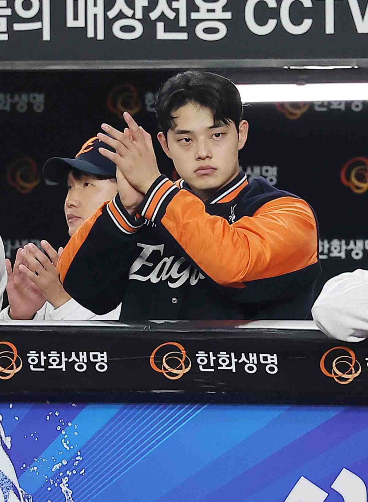 더그아웃의 문동주. 자료사진. / 뉴스1