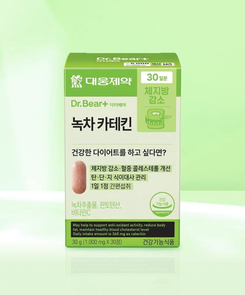 연두색 패키지의 다이소 ‘닥터베어 녹차 카테킨’으로, 체지방 감소와 콜레스테롤 개선에 도움을 주는 건강기능식품이 강조된 제품이다. / 다이소 공식 홈페이지