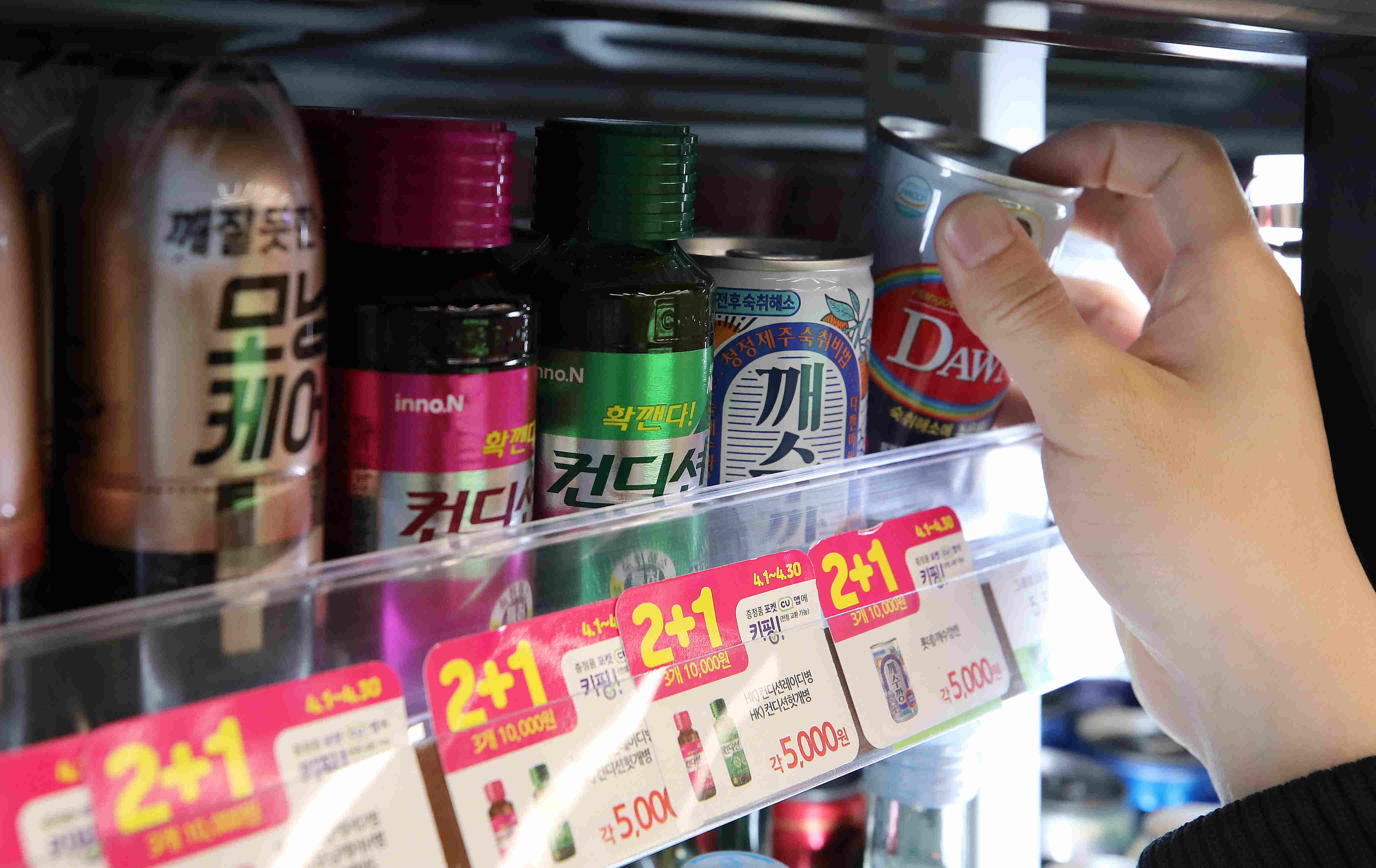 서울 강남구 CU BGF사옥점에서 한 시민이 숙취해소제를 고르고 있다 / 뉴스 1