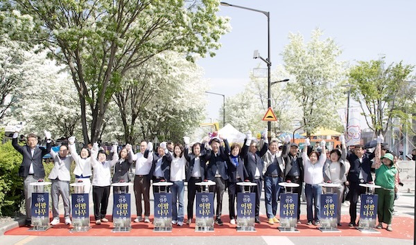 하얀 이팝꽃 가득한 팔복동 철길 봄 축제 마무리