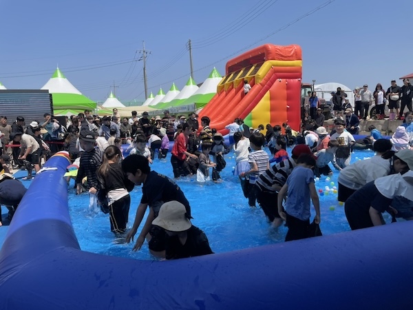 “갯벌 위 트랙터 버스킹에 홀렸다” 고창 하전바지락 축제의 ‘힙’한 변신
