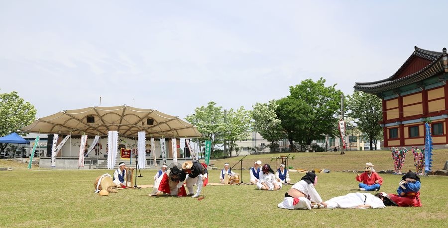 경산시는 지난 2일 자인단오제 전수회관 야외공연장에서 대표 무형유산인 팔광대‧자인계정들소리‧여원무 합동공연을 선보였다. 사진은 팔광대 공연 모습    / 경산시 제공