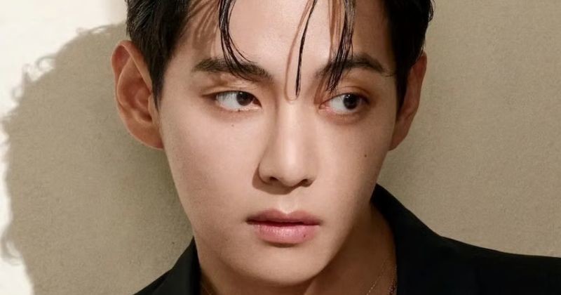 BTS V Posing For a Photo / Compose Coffee