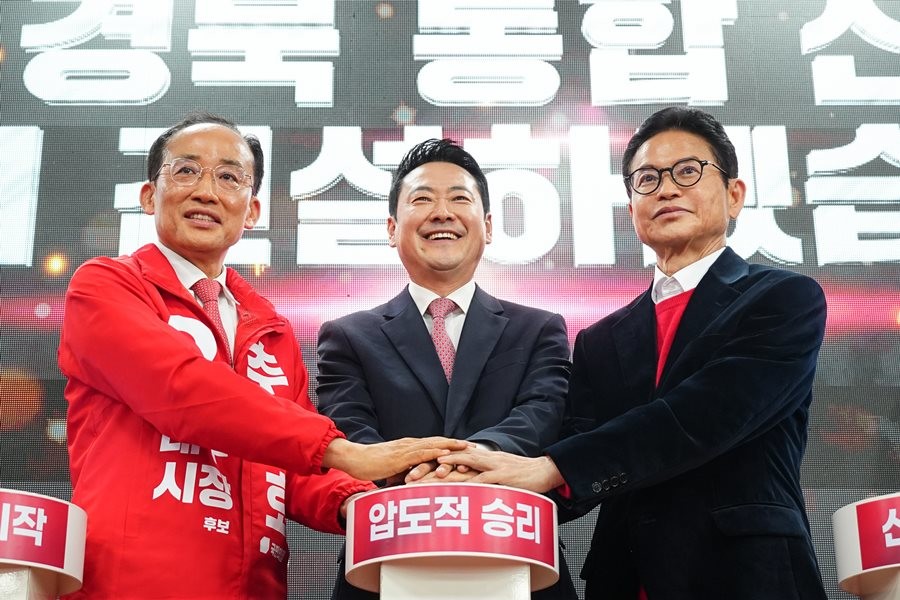(왼쪽부터)추경호 대구시장 후보, 장동혁 국민의힘 대표, 이철우 경북도지사 후보가 3일 추 후보자 선거사무소 개소식에서 기념촬영을 하고 있다.  / 추경호 대구시장 후보 선거사무소 제공