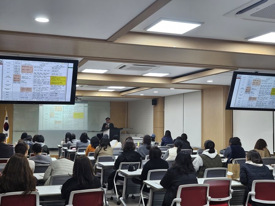 대구시교육청이 가정의 달을 맞아 학부모원스톱지원센터(이하 센터)에서 행복·마음·가족·학습 등 주제로 총 16개 강의를 운영한다. 사진은 학부모교육 진행 모습    / 대구시교육청 제공