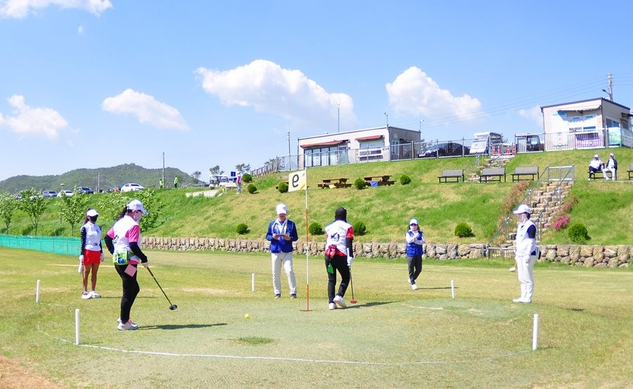 4일 경북 고령군 대가야파크골프장에서 제7회 영진 재학생 파크골프대회가 치러지고 있다.  / 영진전문대 제공