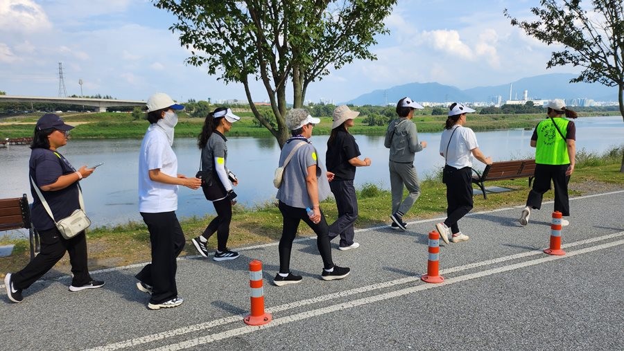 대구 달성군보건소가 5월 한 달간 모바일 앱 ‘워크온’을 활용한 ‘함께 걷고, 건강 달성’ 챌린지를 운영한다. 사진은 강정보 디아크 광장 일대 워크온 챌린지 참여 모습    / 대구 달성군 제공