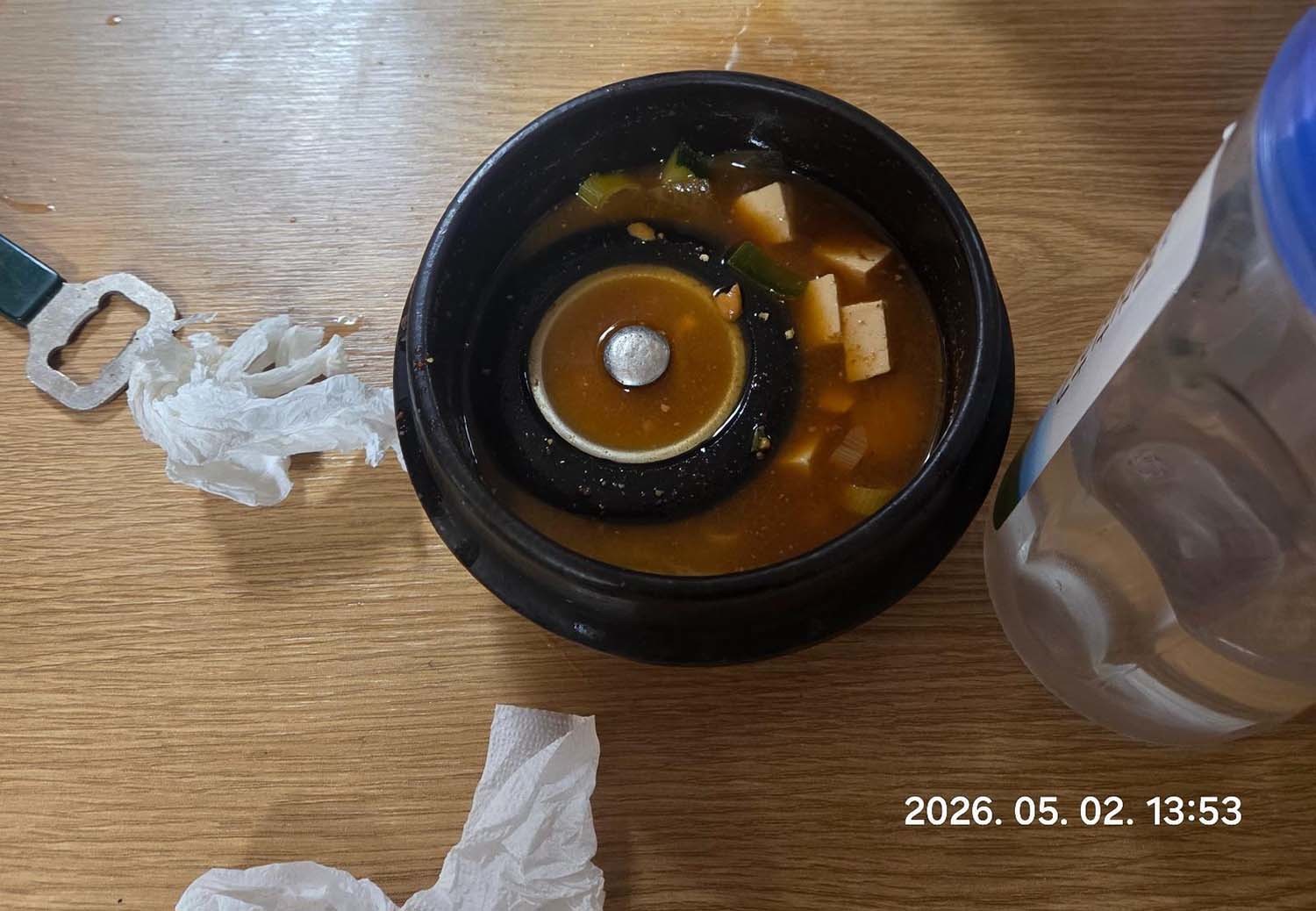 한 네티즌이 된장찌개에서 싱크대 배수구 뚜껑이 올라왔다면서 보배드림에 올린 사진.