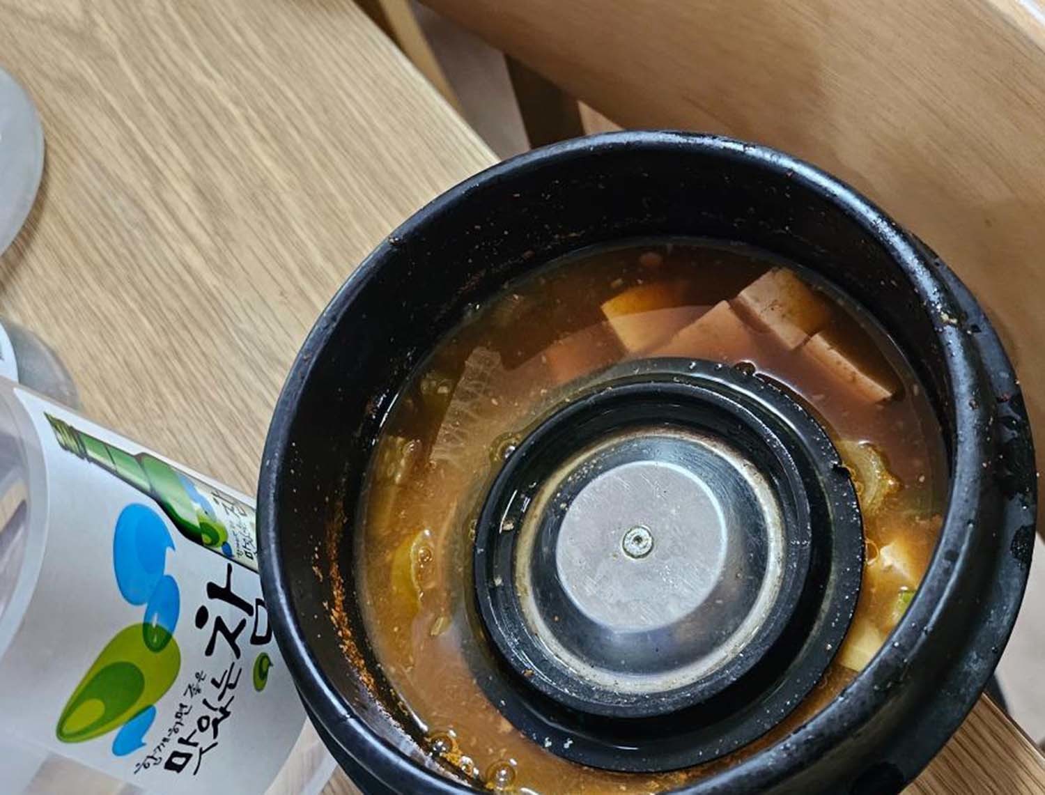 한 네티즌이 된장찌개에서 싱크대 배수구 뚜껑이 올라왔다면서 보배드림에 올린 사진.