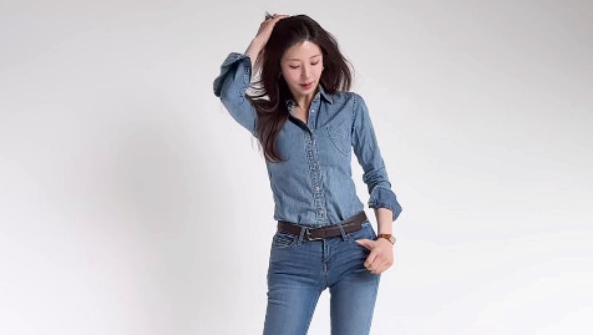 인스타그램을 통해 화보 촬영 현장이 담긴 영상과 사진을 공개한 예정화. 그는 높은 굽의 슈즈에 데님 팬츠와 청남방을 매치한 스타일링으로 카메라 앞에 선 그는 길게 뻗은 다리와 군더더기 없는 바디라인으로 시선을 사로잡았다. / 예정화 인스타그램