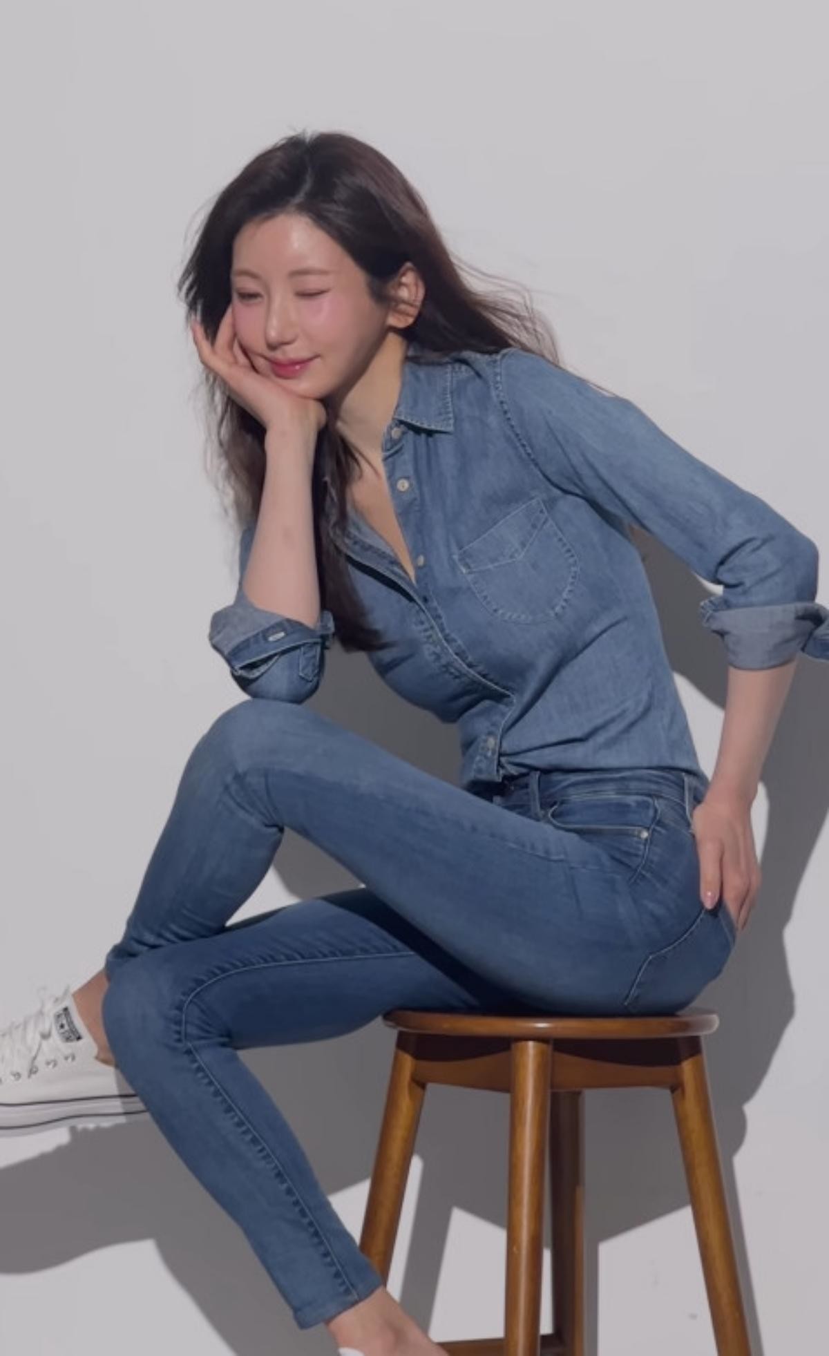 예정화가 오랜만에 공개한 근황 사진. 남다른 '청청패션' 선보이며 자랑한 탄탄한 보디라인. / 예정화 인스타그램