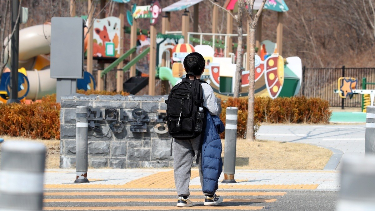 대구 북구의 초등학교에서 수업을 마친 초등학생이 학교 인근 놀이터로 향하고 있다.  / 뉴스1