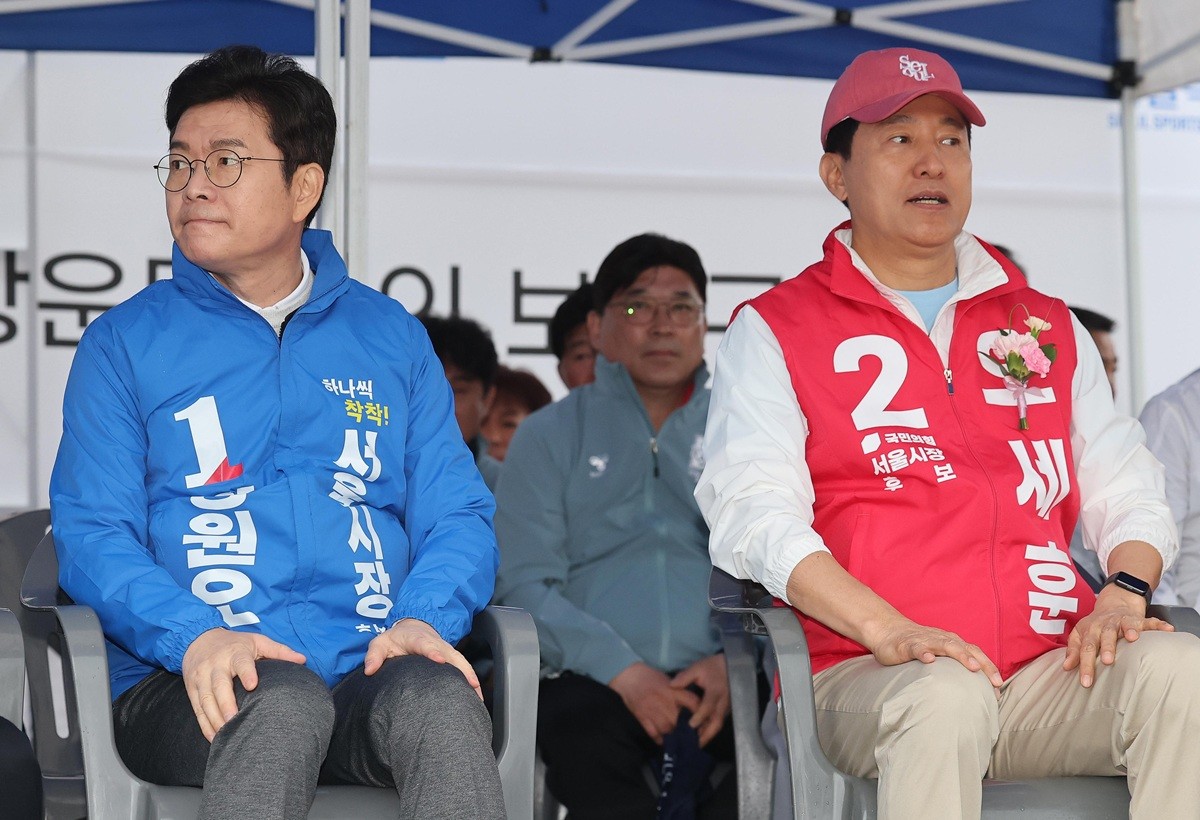 정원오 더불어민주당 서울시장 후보(왼쪽)와 오세훈 국민의힘 서울시장 후보가 3일 오전 서울 용산구 효창운동장에서 열린 제44회 서울특별시장기 축구대회 개회식에서 서로 다른 곳을 바라보며 생각에 잠겨 있다. / 뉴스1