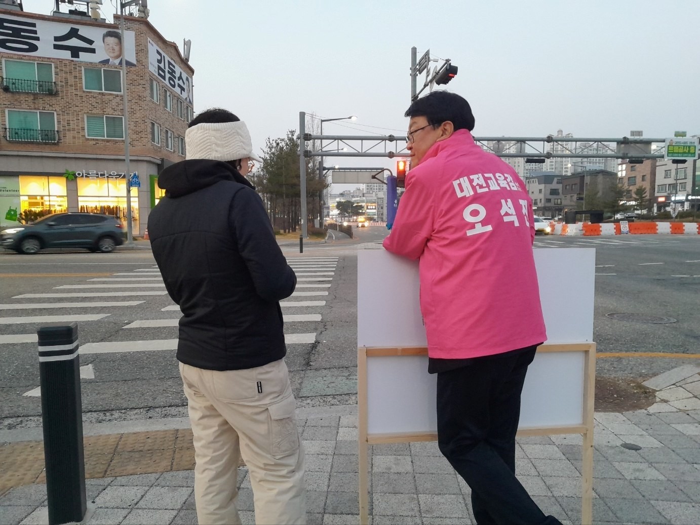 시민의 민원을 청취하고 있는 오석진 대전교육감 예비후보 / 사진=오석진 후보캠프