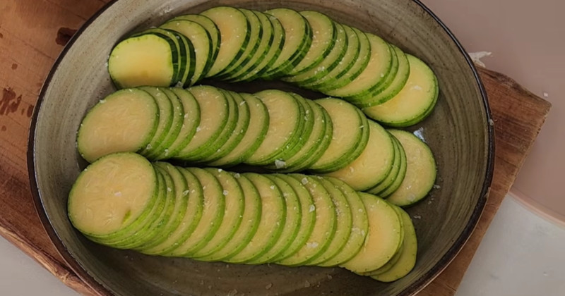 '애호박'을 전자레인지에 넣으세요...기름 1방울도 안 쓰고 반찬이 됩니다 